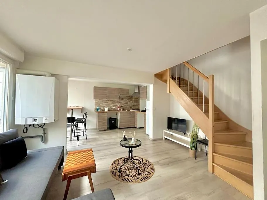 Maison Familiale Avec Exterieur contacts